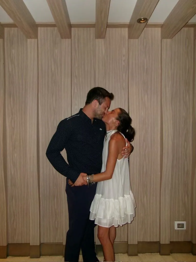 Frankie and Maddie kissing
